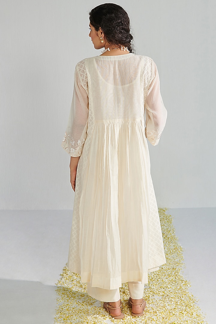Off-White Chanderi Embroidered Kurta Set by Neelu Sethi at Pernia's Pop Up Shop