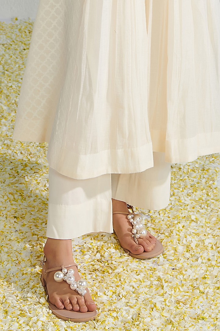 Off-White Chanderi Embroidered Kurta Set by Neelu Sethi at Pernia's Pop Up Shop