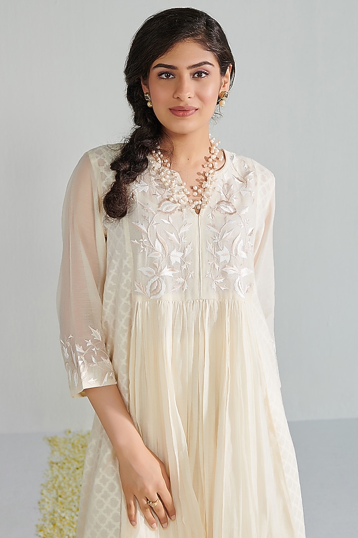 Off-White Chanderi Embroidered Kurta Set by Neelu Sethi at Pernia's Pop Up Shop