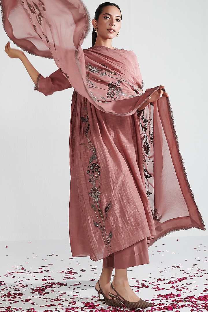 Pink Chanderi Embroidered Kurta Set by Neelu Sethi at Pernia's Pop Up Shop