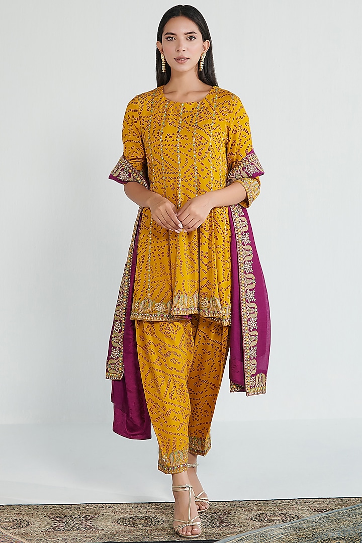 Mustard Chinon Bandhani Embroidered Kurta Set by Neelu Sethi at Pernia's Pop Up Shop