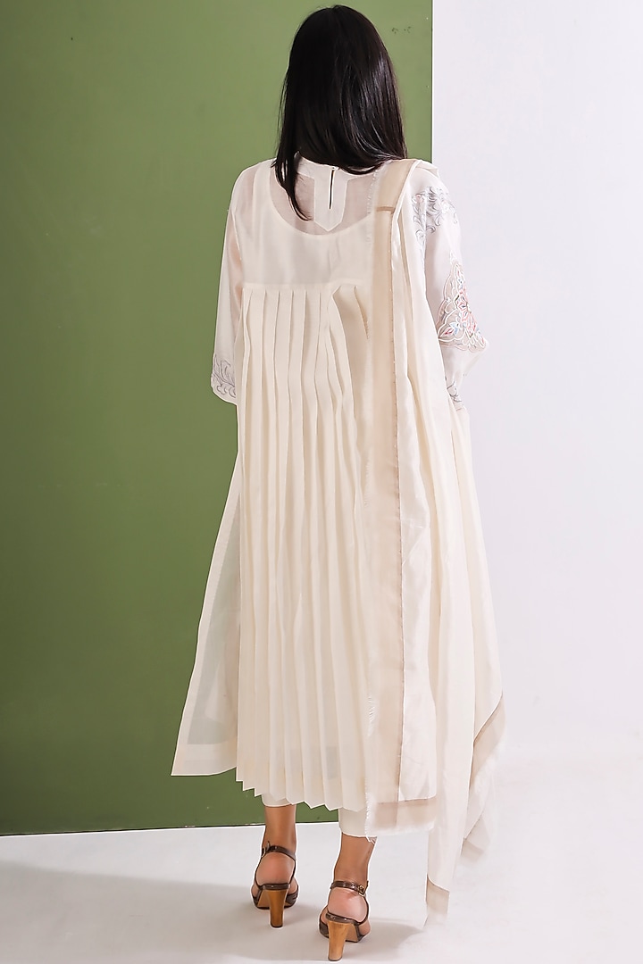 White Embroidered Kurta Set by Neelu Sethi at Pernia's Pop Up Shop