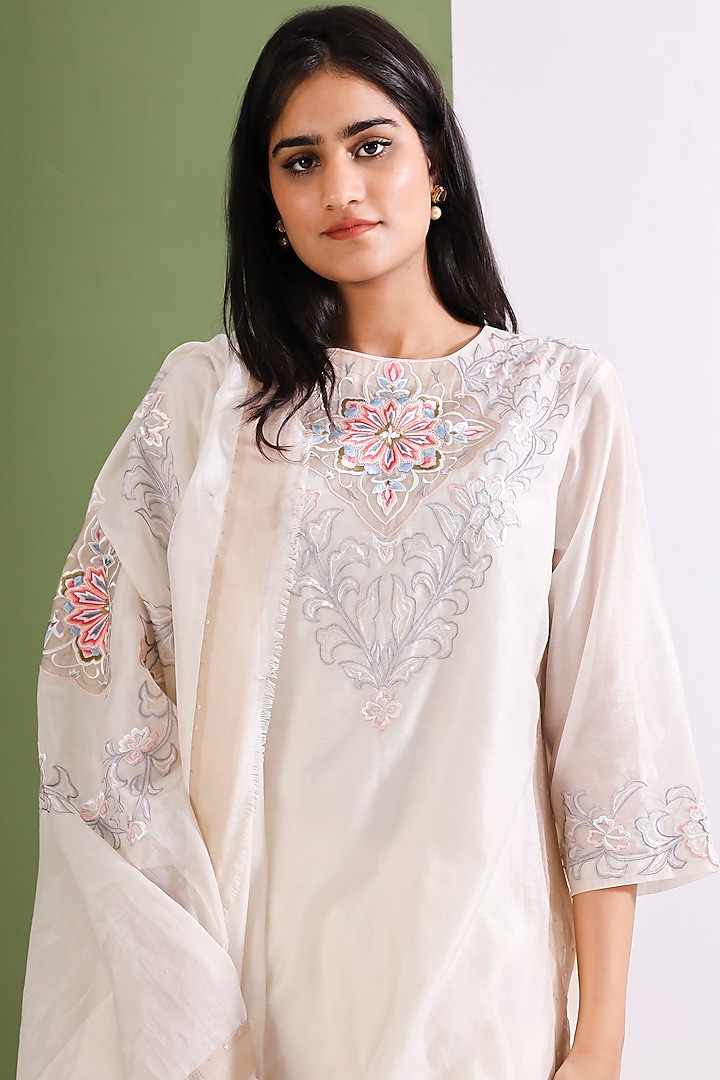 White Embroidered Kurta Set by Neelu Sethi at Pernia's Pop Up Shop