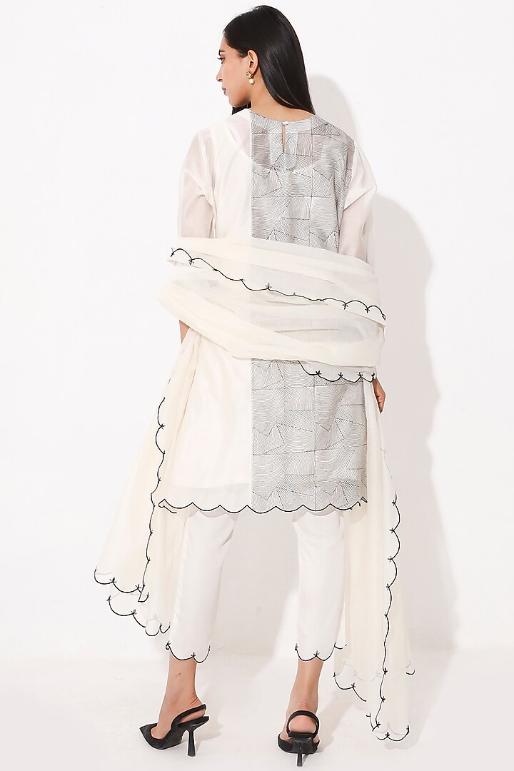 Black & White Printed & Embroidered Kurta Set by Neelu Sethi at Pernia's Pop Up Shop