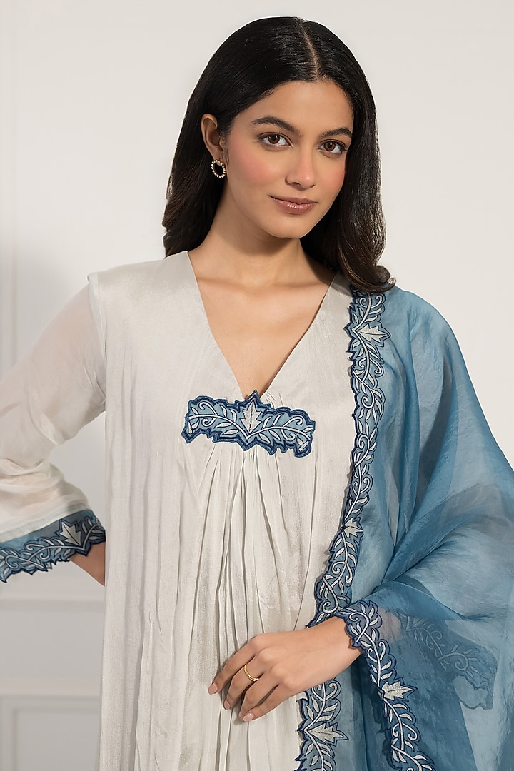 Off-White Chinon Embroidered Kurta Set by Neelu and Manvi at Pernia's Pop Up Shop