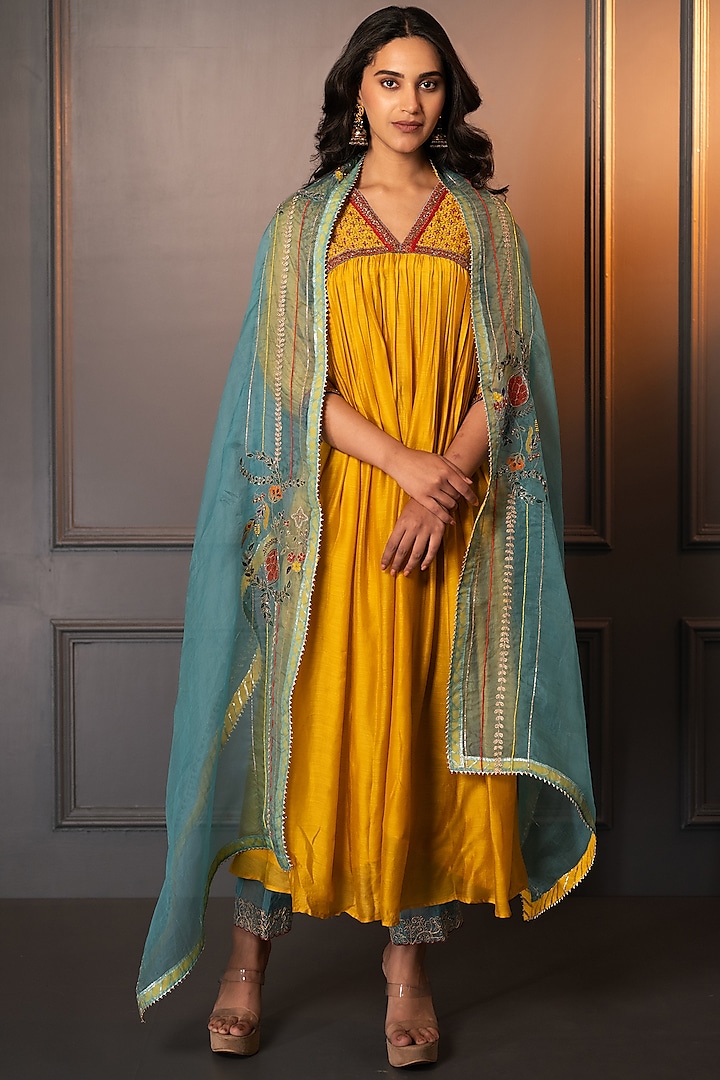 Yellow Cotton Silk Hand Embroidered Kurta Set by Neelu and Manvi at Pernia's Pop Up Shop
