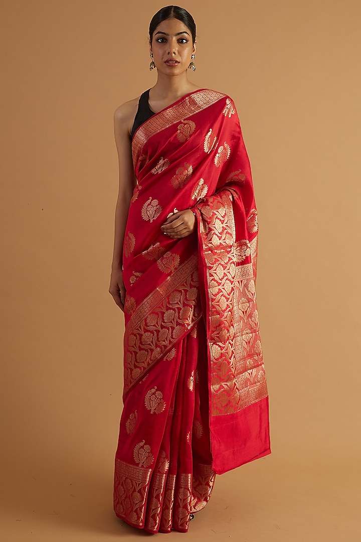 Red Chiniya Silk Handwoven Saree Set by NEITRI