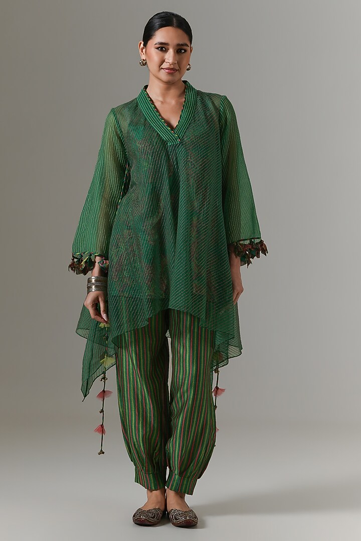 Green Tambourine Organza Paisley Boota Kurta Set by Neither Nor at Pernia's Pop Up Shop