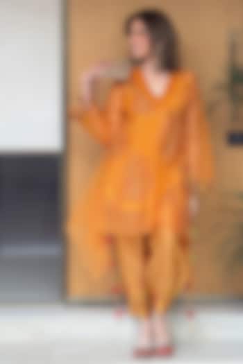 Sunset Gold Organza Paisley Boota Kurta Set by Neither Nor at Pernia's Pop Up Shop