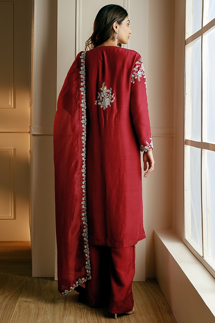 Maroon Silk Hand Embroidered Kurta Set by Nehha Nhata at Pernia's Pop Up Shop