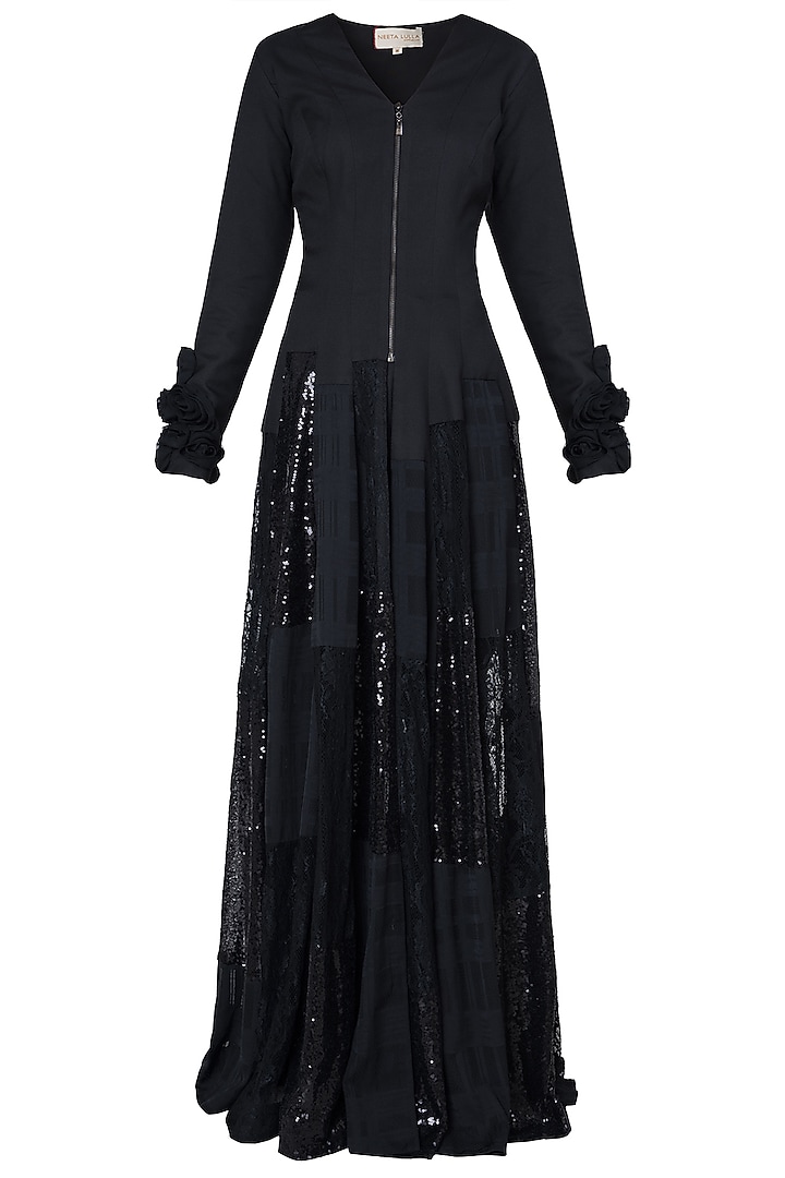 Black embroidered kurta set available only at Pernia's Pop Up Shop.