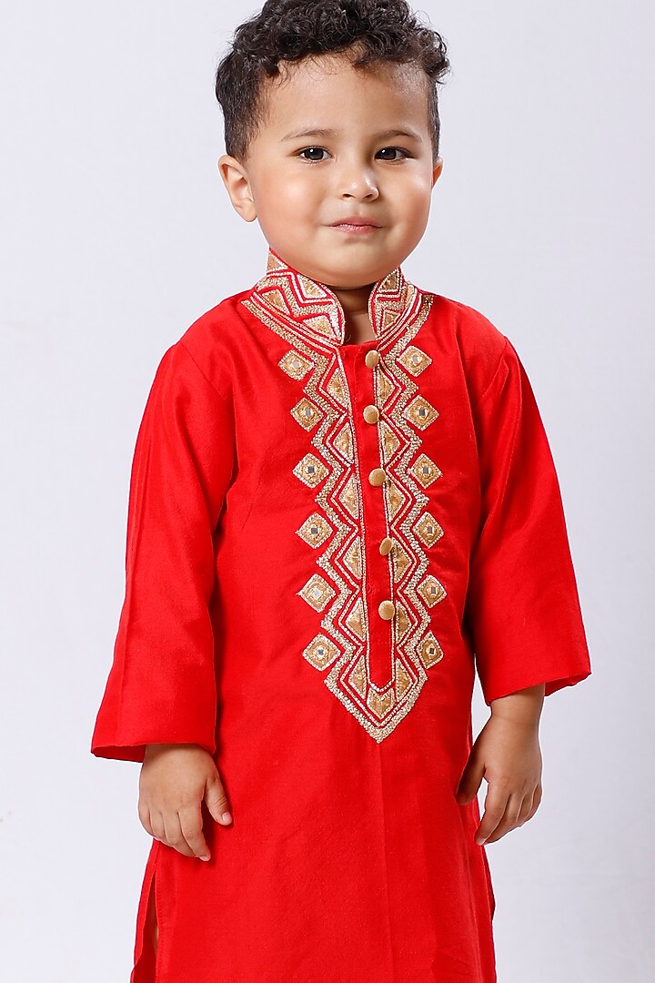 Red Embroidered Kurta Set For Boys by Neha Gursahani Kids at Pernia's Pop Up Shop