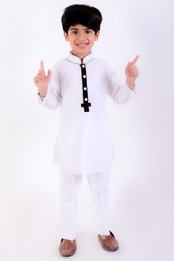 White Cotton Linen Thread Embroidered Kurta Set For Boys by Neha Gursahani Kids at Pernia's Pop Up Shop