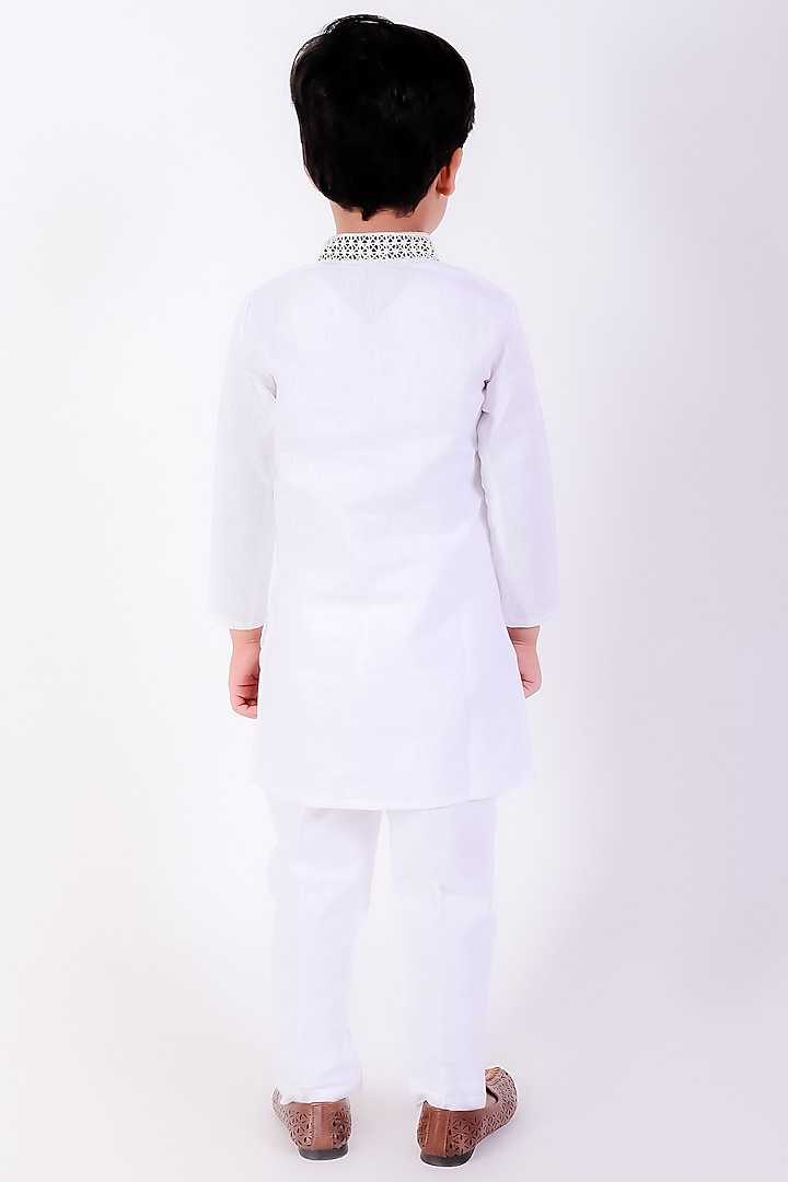 White Cotton Linen Thread Embroidered Kurta Set For Boys by Neha Gursahani Kids at Pernia's Pop Up Shop