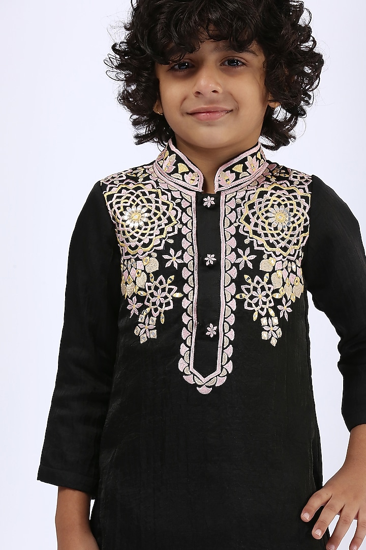 Black Embroidered Kurta Set For Boys by Neha Gursahani Kids at Pernia's Pop Up Shop