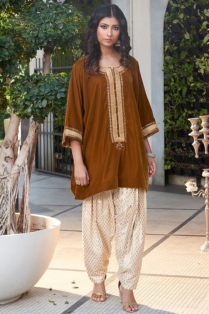 Copper & Ivory Embroidered Kurta Set by Ranian at Pernia's Pop Up Shop
