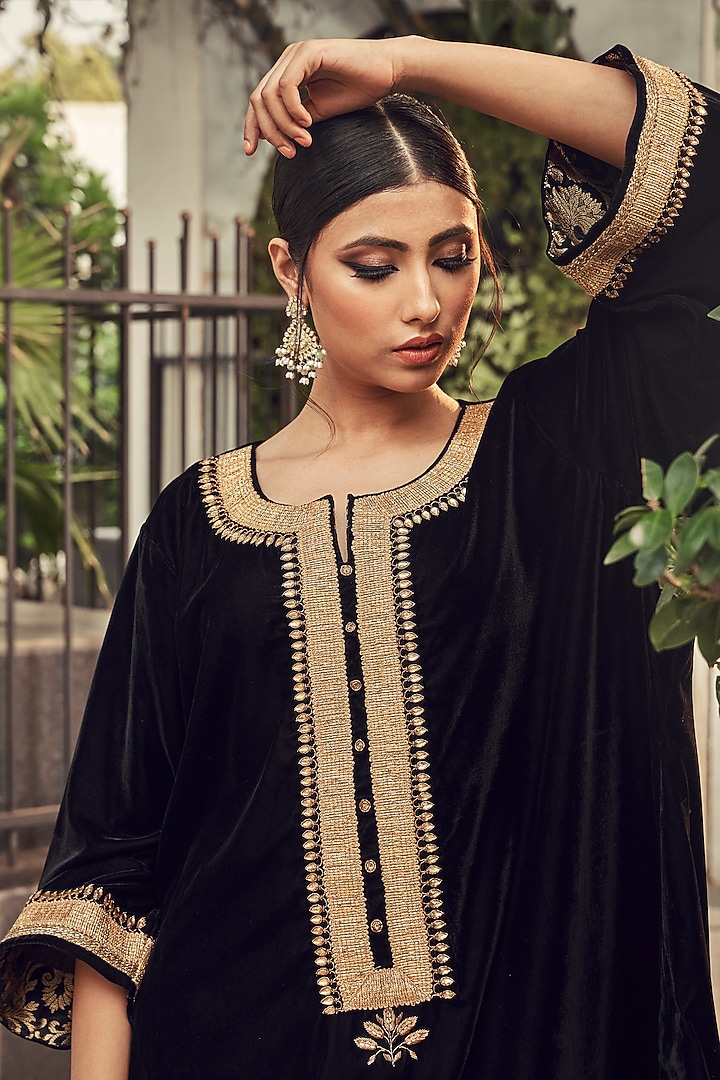 Black Embroidered Kurta Set by Ranian at Pernia's Pop Up Shop