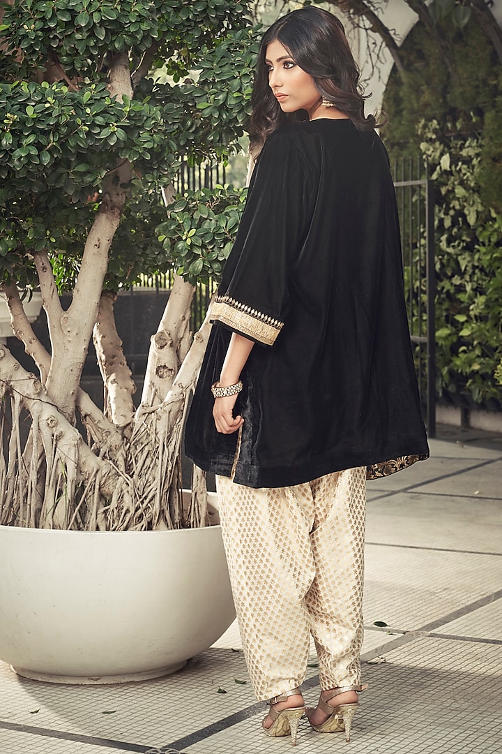 Black & Ivory Embroidered Kurta Set by Ranian at Pernia's Pop Up Shop