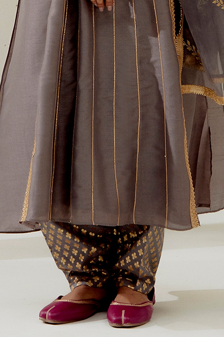 Grey Blended Silk Floral Hand Embroidered Kalidar Kurta Set by Ranian at Pernia's Pop Up Shop