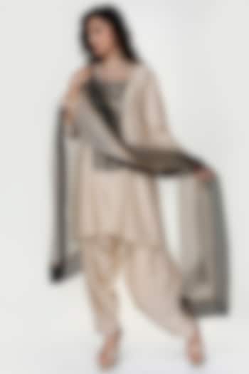 Almond Silk Wrinkled Texture Dogri Kurta Set by Ranian at Pernia's Pop Up Shop