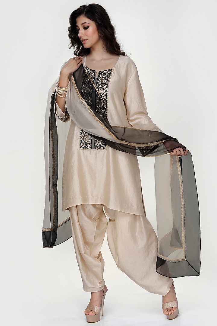 Almond Silk Wrinkled Texture Dogri Kurta Set by Ranian at Pernia's Pop Up Shop