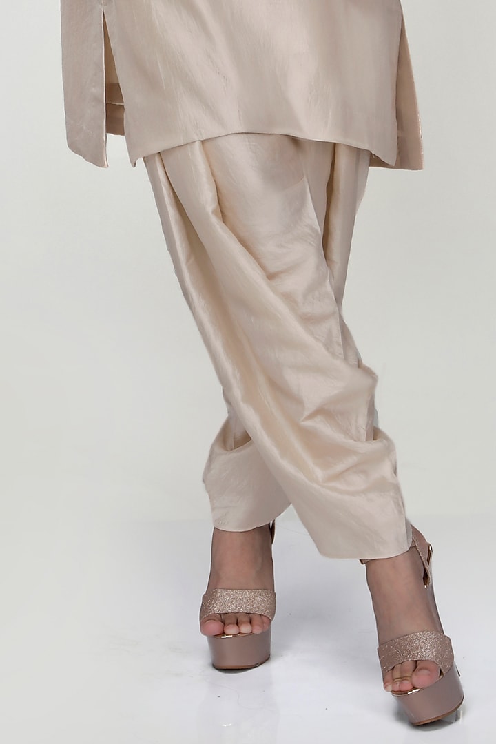 Almond Silk Wrinkled Texture Dogri Kurta Set by Ranian at Pernia's Pop Up Shop