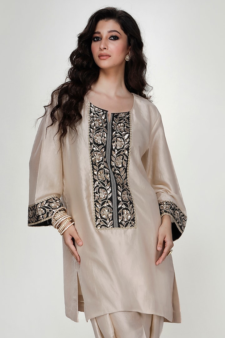 Almond Silk Wrinkled Texture Dogri Kurta Set by Ranian at Pernia's Pop Up Shop