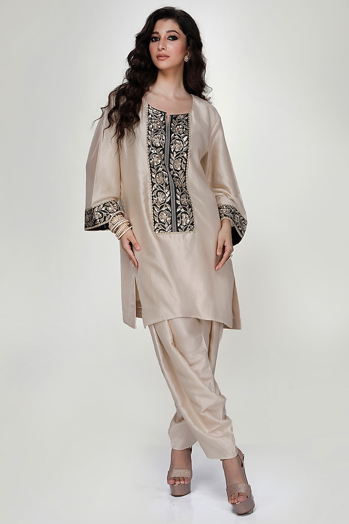 Almond Silk Wrinkled Texture Dogri Kurta Set by Ranian at Pernia's Pop Up Shop