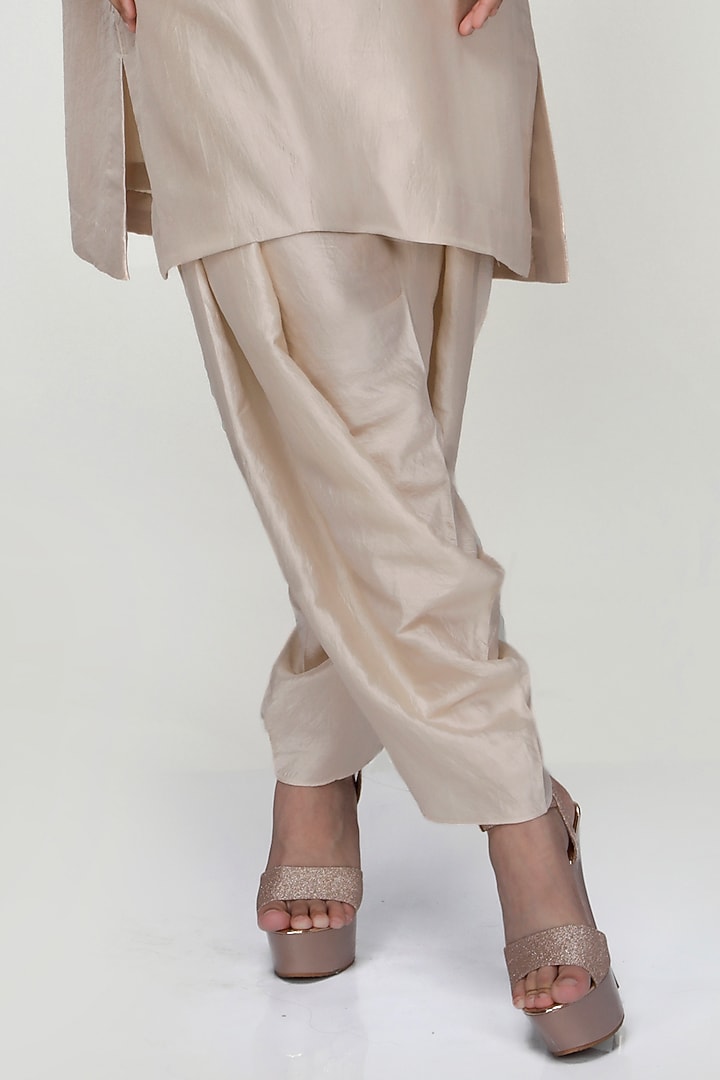 Almond Silk Wrinkled Texture Dogri Kurta Set by Ranian at Pernia's Pop Up Shop