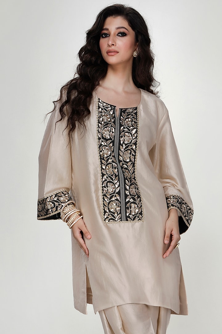Almond Silk Wrinkled Texture Dogri Kurta Set by Ranian at Pernia's Pop Up Shop