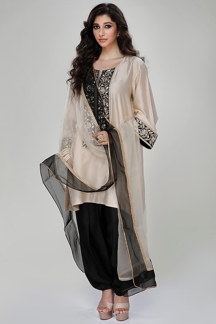 Almond Silk Wrinkled Texture Dogri Kurta Set by Ranian at Pernia's Pop Up Shop