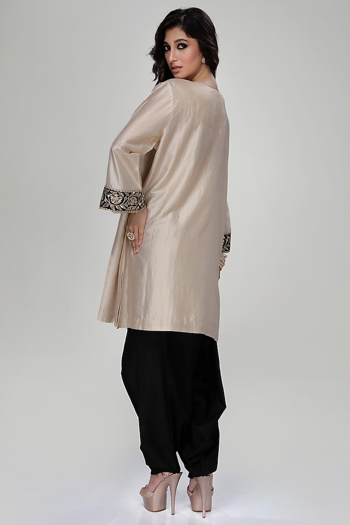 Almond Silk Wrinkled Texture Dogri Kurta Set by Ranian at Pernia's Pop Up Shop