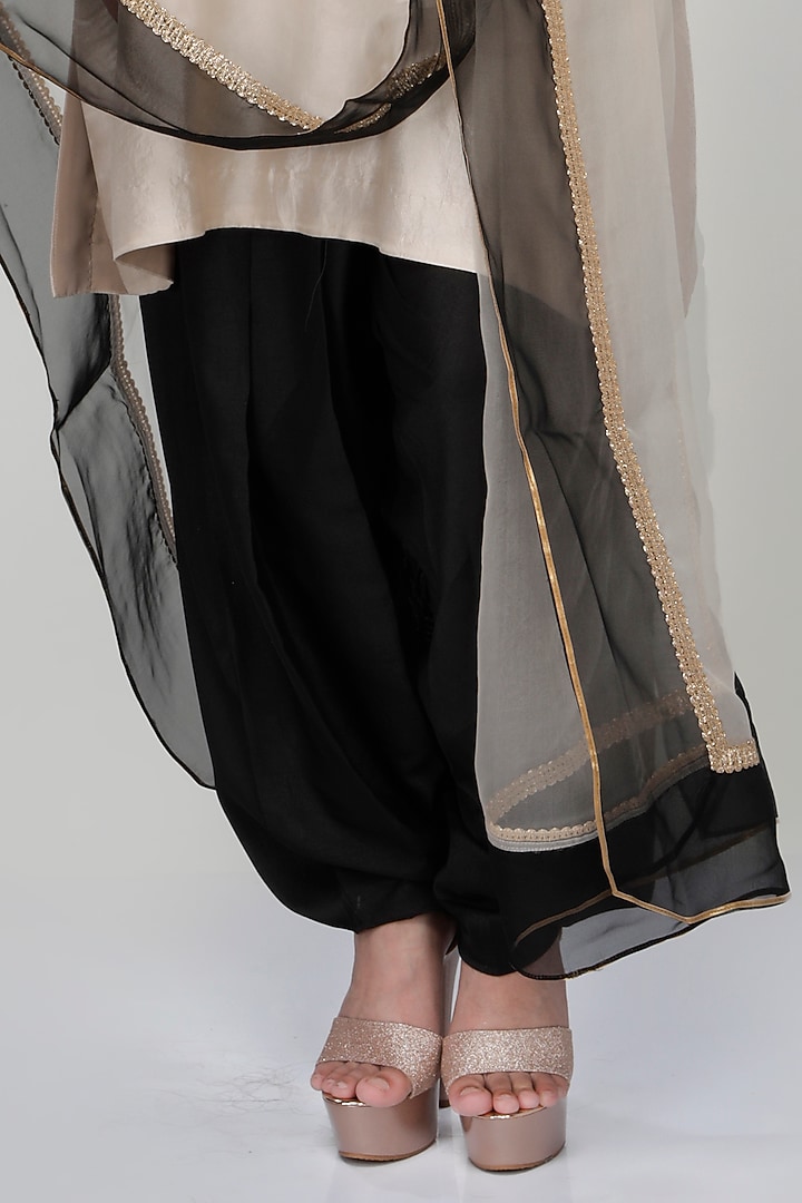 Almond Silk Wrinkled Texture Dogri Kurta Set by Ranian at Pernia's Pop Up Shop