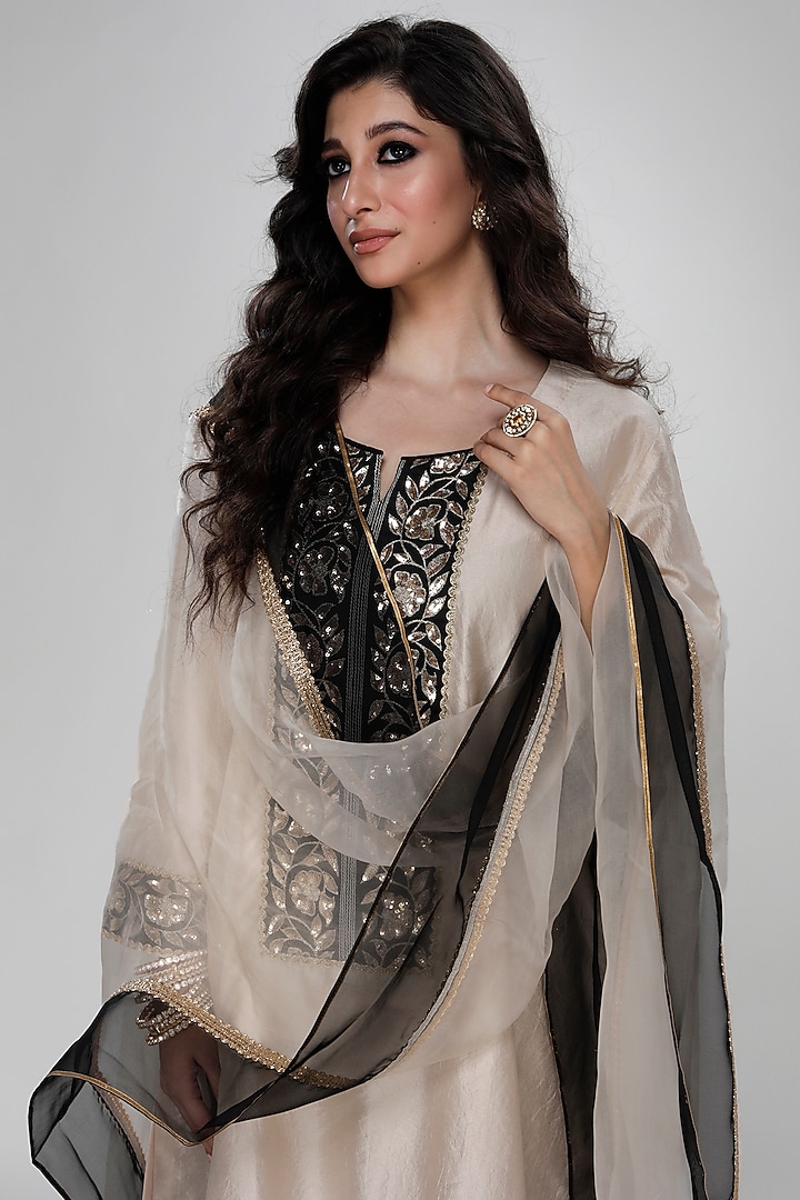 Almond Silk Wrinkled Texture Dogri Kurta Set by Ranian at Pernia's Pop Up Shop
