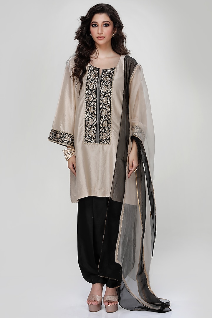 Almond Silk Wrinkled Texture Dogri Kurta Set by Ranian at Pernia's Pop Up Shop