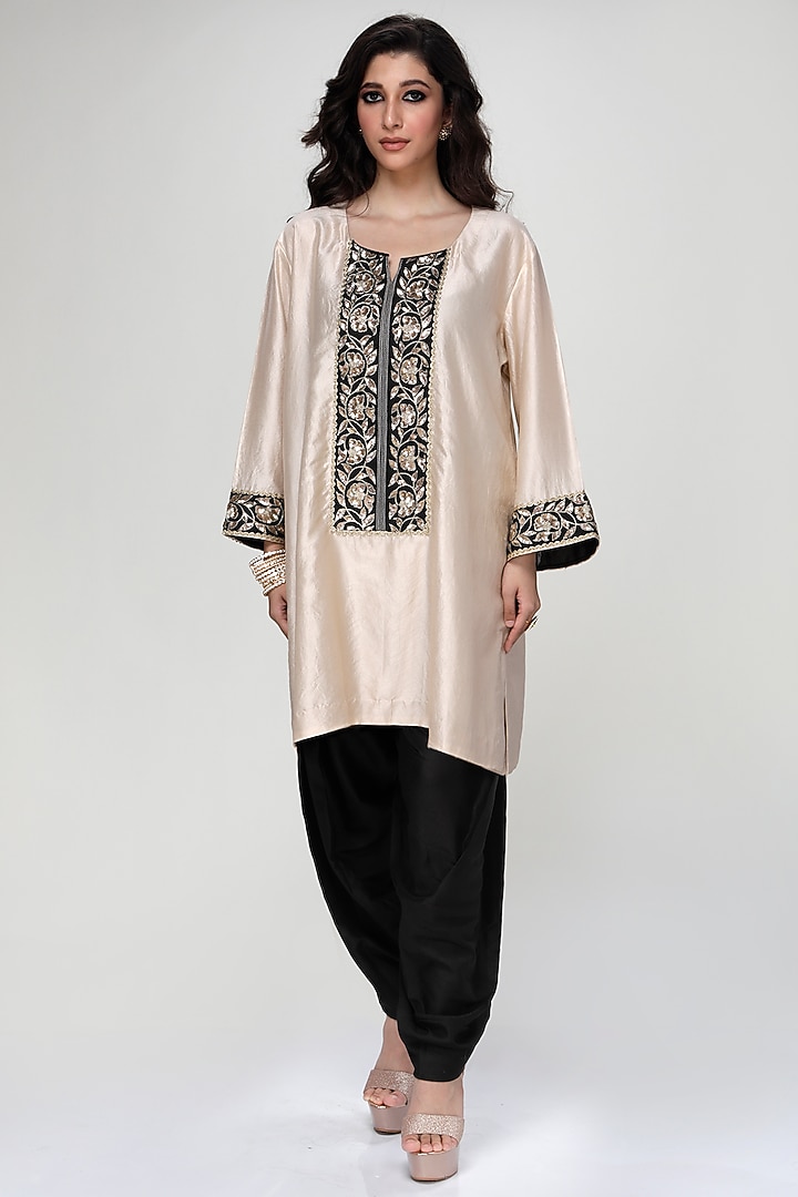 Almond Silk Wrinkled Texture Dogri Kurta Set by Ranian at Pernia's Pop Up Shop