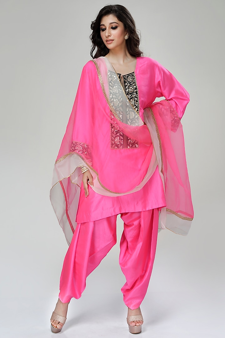 Fuchsia Silk Wrinkled Texture Dogri Kurta Set by Ranian at Pernia's Pop Up Shop