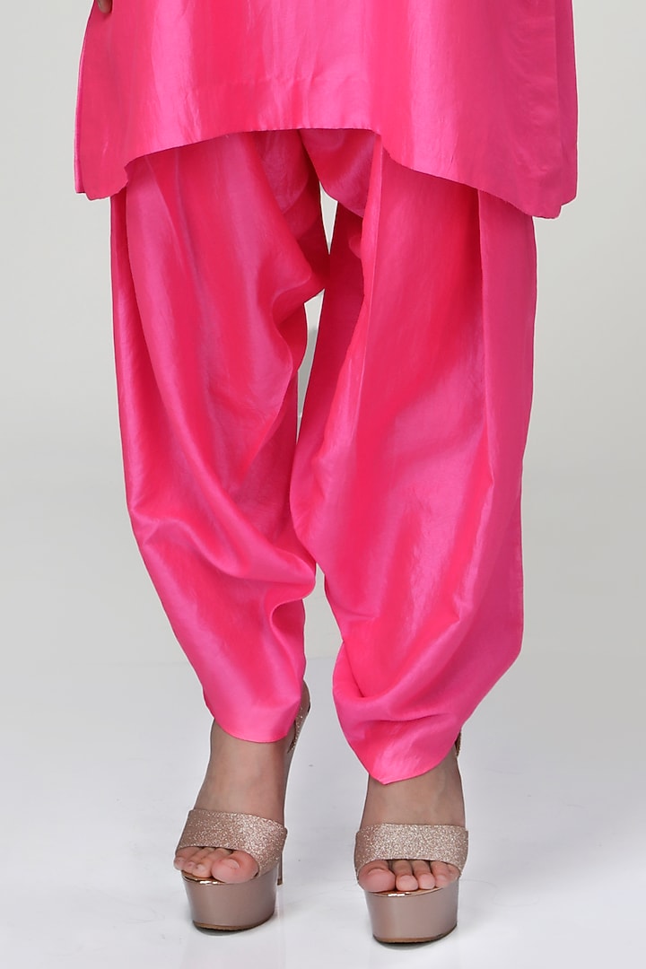 Fuchsia Silk Wrinkled Texture Dogri Kurta Set by Ranian at Pernia's Pop Up Shop
