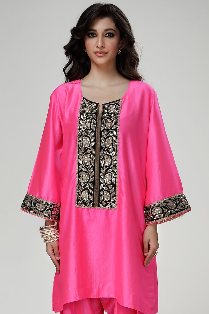 Fuchsia Silk Wrinkled Texture Dogri Kurta Set by Ranian at Pernia's Pop Up Shop