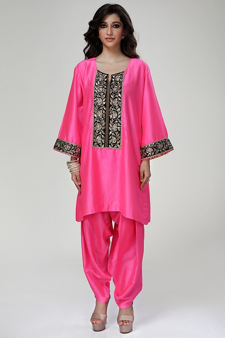 Fuchsia Silk Wrinkled Texture Dogri Kurta Set by Ranian at Pernia's Pop Up Shop