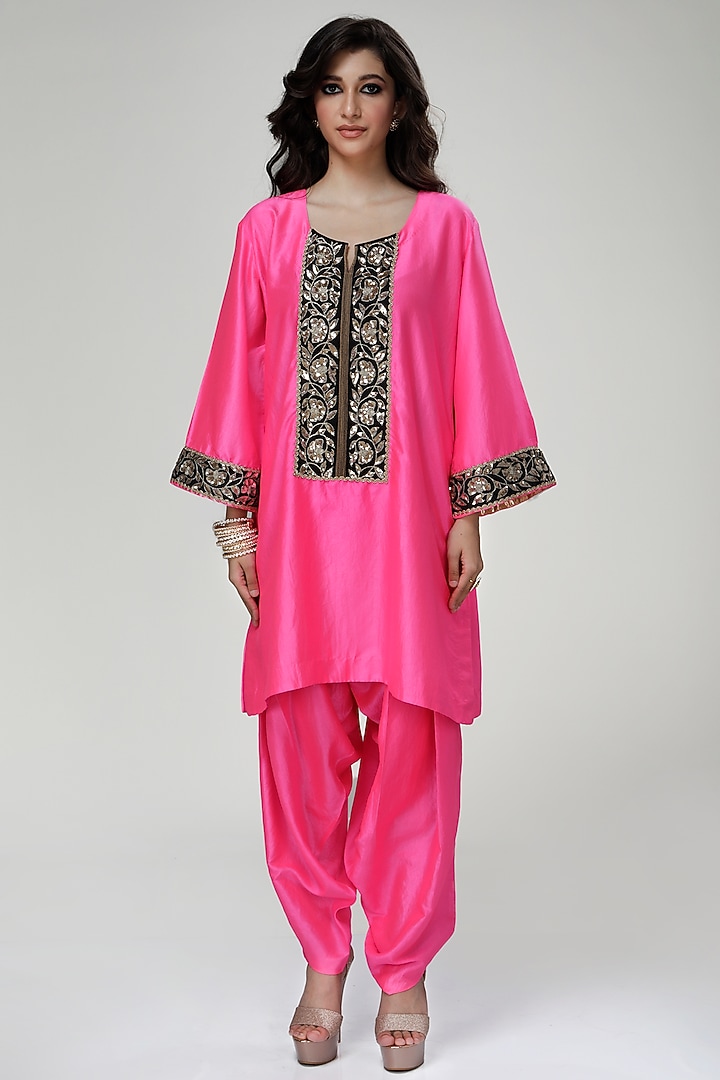 Fuchsia Silk Wrinkled Texture Dogri Kurta Set by Ranian at Pernia's Pop Up Shop