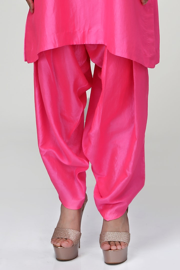 Fuchsia Silk Wrinkled Texture Dogri Kurta Set by Ranian at Pernia's Pop Up Shop