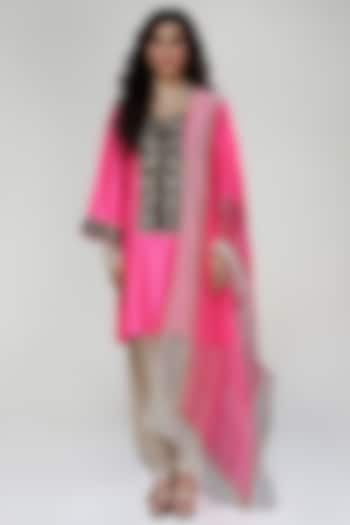 Fuchsia Silk Wrinkled Texture Dogri Kurta Set by Ranian at Pernia's Pop Up Shop