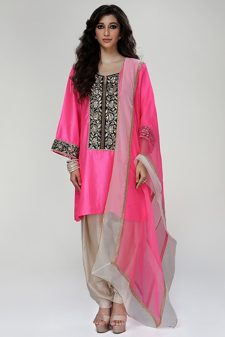 Fuchsia Silk Wrinkled Texture Dogri Kurta Set by Ranian at Pernia's Pop Up Shop