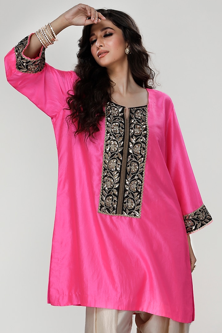 Fuchsia Silk Wrinkled Texture Dogri Kurta Set by Ranian at Pernia's Pop Up Shop