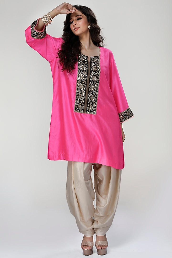Fuchsia Silk Wrinkled Texture Dogri Kurta Set by Ranian at Pernia's Pop Up Shop