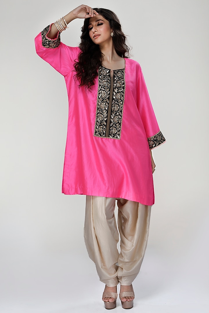 Fuchsia Silk Wrinkled Texture Dogri Kurta Set by Ranian at Pernia's Pop Up Shop