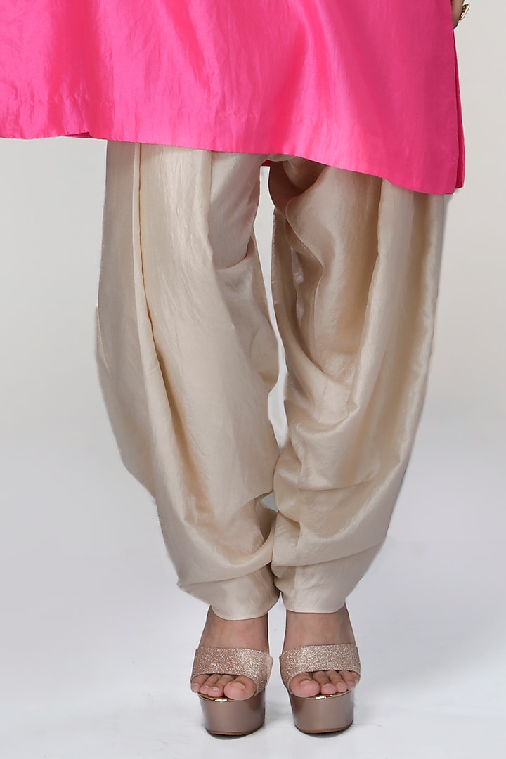Fuchsia Silk Wrinkled Texture Dogri Kurta Set by Ranian at Pernia's Pop Up Shop