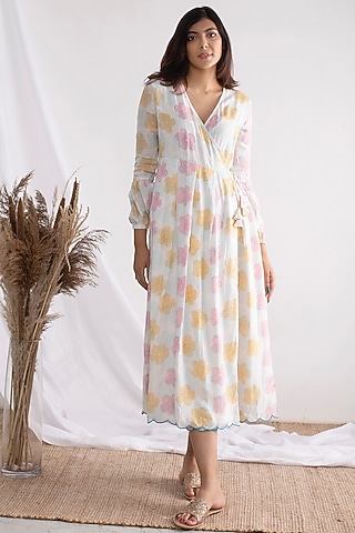White Floral Wrap Dress by Negra Elegante