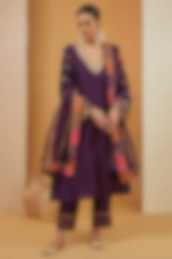 Purple Chanderi Silk Hand Embroidered Kurta Set by Neha Khullar at Pernia's Pop Up Shop